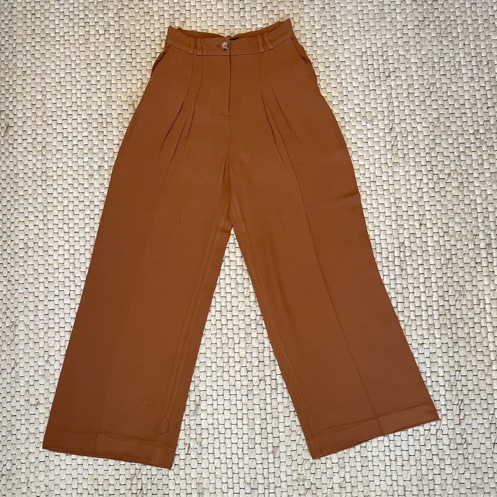 High-Wasted Wide-Legged Pants